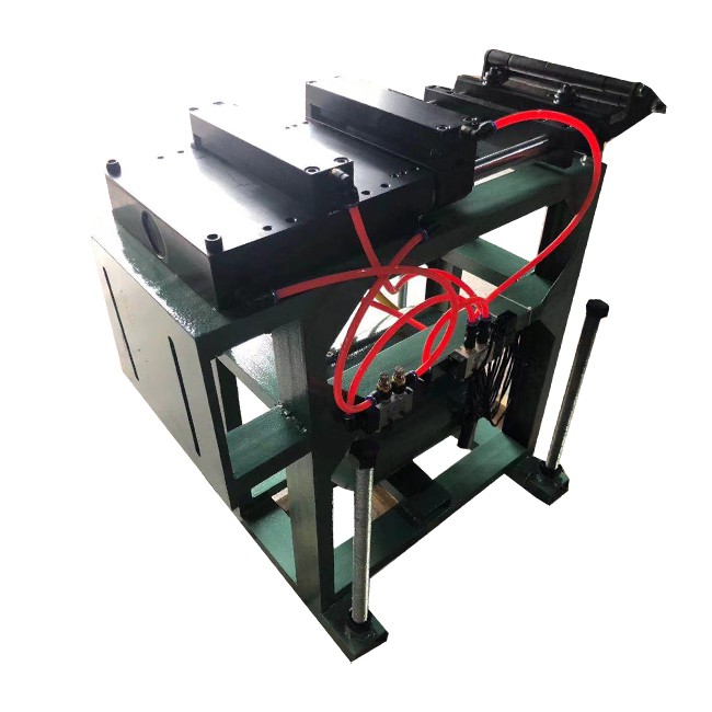 Kakav je utjecaj temperature na tlak zraka u pneumatskom stroju za doziranje?